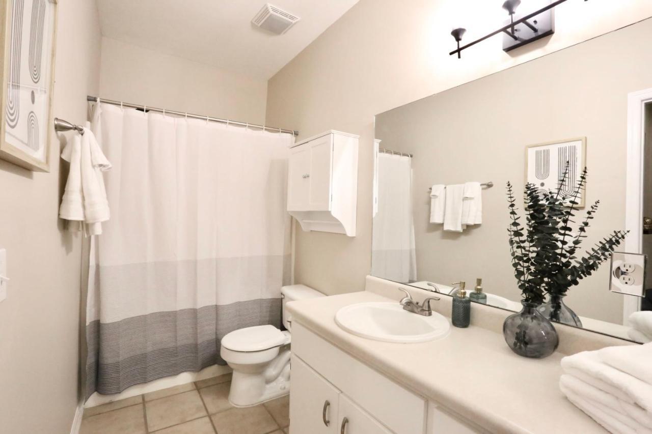 Nomad Retreat King Bed Boutique Condo W Garage Gainesville Exterior foto